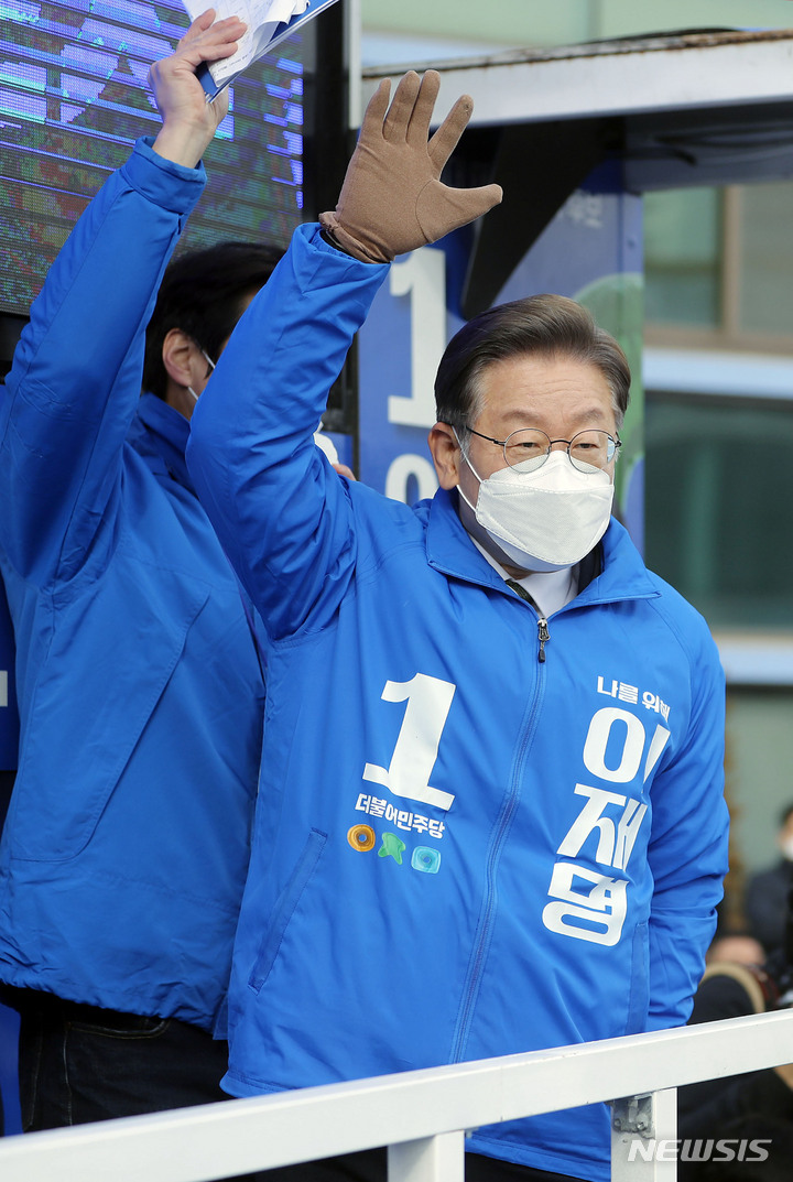 [익산=뉴시스] 최동준 기자 = 이재명 더불어민주당 대선 후보가 19일 전북 익산역 앞에서 유세를 열고 지지를 호소하고 있다. 2022.02.19. photocdj@newsis.com