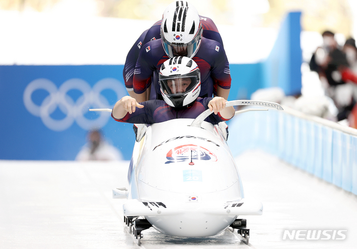 [베이징(중국)=뉴시스] 김병문 기자 = 19일 중국 베이징 옌칭 국립 슬라이딩센터에서 열린 2022 베이징 동계올림픽 봅슬레이 남자 4인승 1차 시기, 한국 팀 원윤종(원윤종, 김동현, 정현우, 김진수)이 힘찬 출발을 하고 있다. 2022.02.19. dadazon@newsis.com