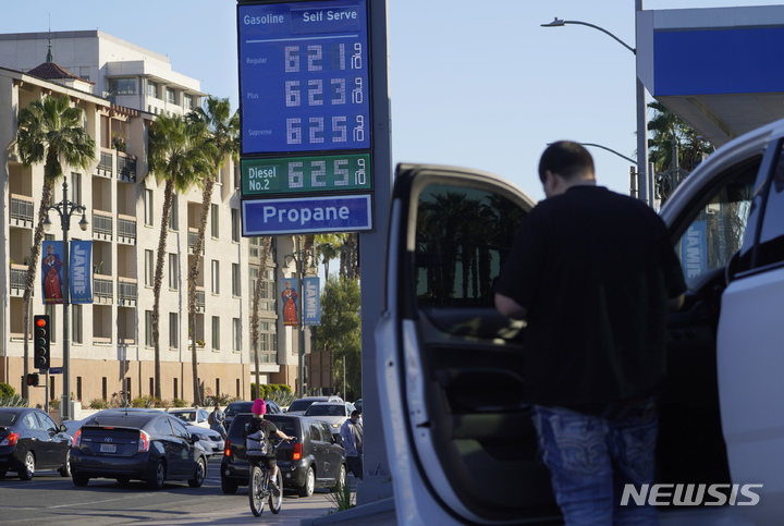 [로스앤젤레스=AP/뉴시스] 미국 로스앤젤레스 시내의 한 주유소가 지난 2월 18일 주유 대란 때 전국 평균가격보다 훨씬 높은 가격으로 가솔린을 판매하고 있다. 미국은 러시아의 우크라이나 침공에대한 제재로 러시아산 원유수입 급지를 검토하면서 다시 유가가 폭등, 3월 6일 기준으로 지난 해보다 50% 가깝게 올랐다. 