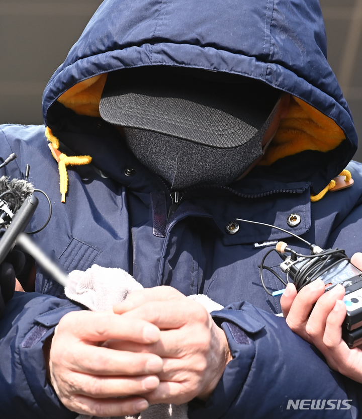 [용인=뉴시스] 김종택기자 = 특정범죄가중처벌법상 절도 혐의로 구속영장이 청구된 조세형(84)씨가 영장실질심사에 출석하기 위해 19일 오후 경기도 용인동부경찰서를 나서고 있다. 한때 '대도'로 불리다 말년에 초라한 좀도둑으로 전락한 조씨는 지난 달 말부터 이달 초까지 용인시 처인구 일대 고급 전원주택 등 3곳에서 귀금속과 현금, 명품 브랜드 가방 등 3300여만 원 상당의 물건을 훔친 혐의를 받고 있다. 2022.02.19. jtk@newsis.com