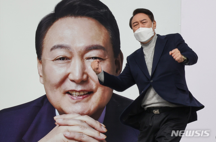 [김해=뉴시스] 전신 기자 = 윤석열 국민의힘 대선 후보가 19일 경남 김해 김수로왕릉 앞 광장에서 시민들을 향해 지지를 호소하고 있다. 2022.02.19. photo1006@newsis.com