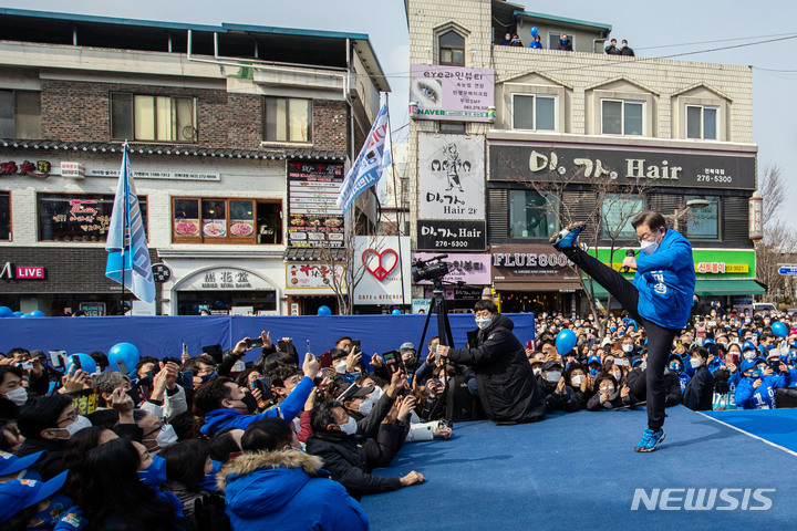 [전주=뉴시스] 최동준 기자 = 이재명 더불어민주당 대선 후보가 19일 전북 전주 전북대학교 앞에서 열린 집중 유세에서 코로나19 극복 의지를 강조하는 '부스터 슛' 세리모니를 하고 있다. 2022.02.19. photocdj@newsis.com