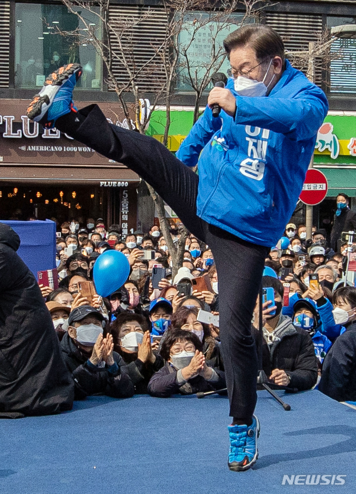 [전주=뉴시스] 최동준 기자 = 이재명 더불어민주당 대선 후보가 19일 전북 전주 전북대학교 앞에서 열린 집중 유세에서 코로나19 극복 의지를 강조하는 '부스터 슛' 세리모니를 하고 있다. 2022.02.19. photocdj@newsis.com