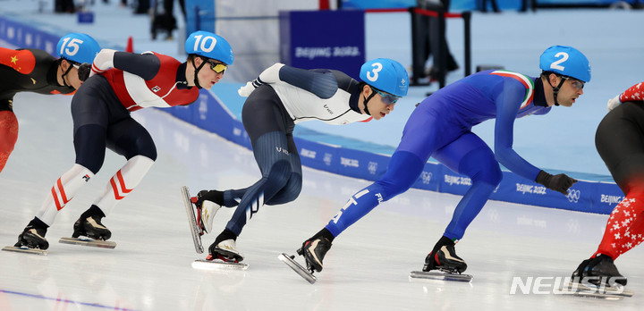 [베이징(중국)=뉴시스] 고범준 기자 = 19일 오후 중국 베이징 국립 스피드 스케이팅 오벌 경기장에서 열린 2022 베이징 동계올림픽 스피드 스케이팅 남자 매스스타트 준결승 경기, 한국 이승훈(3번)이 질주하고 있다. 2022.02.19. bjko@newsis.com