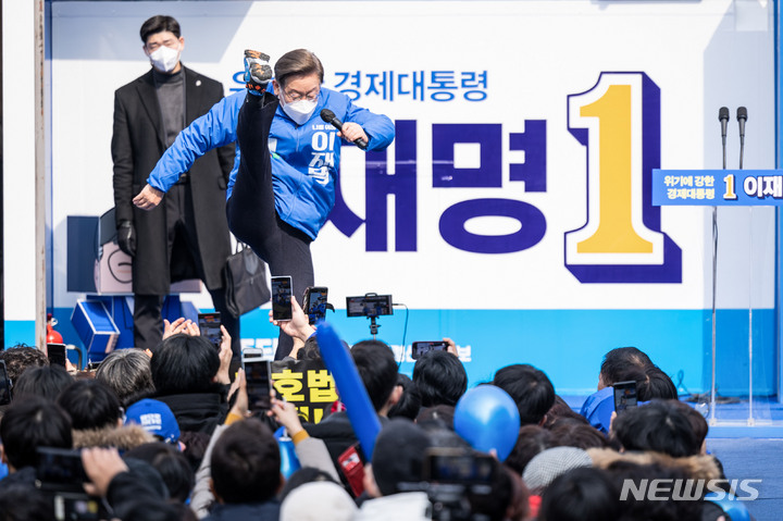 [전주=뉴시스] 최동준 기자 = 이재명 더불어민주당 대선 후보가 19일 전북 전주 전북대학교 앞에서 열린 집중 유세에서 코로나19 극복 의지를 강조하는 '부스터 슛' 세리모니를 하고 있다. 2022.02.19. photocdj@newsis.com