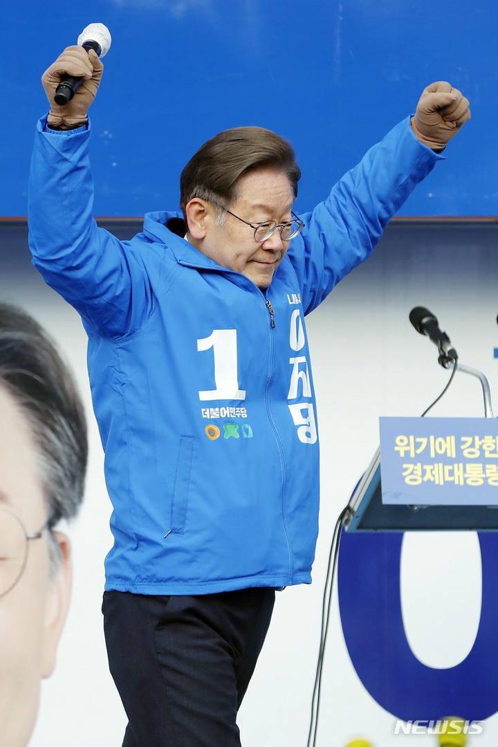 [화성=뉴시스] 최동준 기자 = 이재명 더불어민주당 대선 후보가 19일 경기 화성 동탄센트럴파크에서 유세를 열고 지지를 호소하고 있다. 이 후보는 방역당국에 문의한 결과 실외에서는 타인과 2미터 이상일 경우 마스크를 벗는 것이 가능하다고 밝히고 유세를 했다. 2022.02.19. photocdj@newsis.com