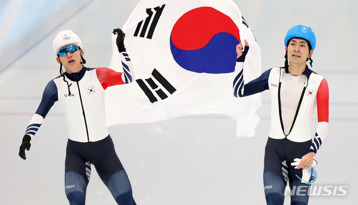[베이징(중국)=뉴시스] 홍효식 기자 = 19일 오후 중국 베이징 국립 스피드 스케이팅 오벌 경기장에서 열린 2022 베이징 동계올림픽 스피드 스케이팅 남자 매스스타트 결승 경기, 은메달을 차지한 정재원과 동메달을 차지한 이승훈이 태극기를 들고 트랙을 돌고 있다. 2022.02.19. yesphoto@newsis.com