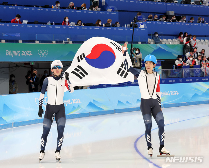 [베이징(중국)=뉴시스] 고범준 기자 = 19일 오후 중국 베이징 국립 스피드 스케이팅 오벌 경기장에서 열린 2022 베이징 동계올림픽 스피드 스케이팅 남자 매스스타트 결승 경기에서 은메달 획득한 정재원과 동메들 획득한 이승훈이 태극기를 들고 링크를 돌고 있다. 2022.02.19. bjko@newsis.com