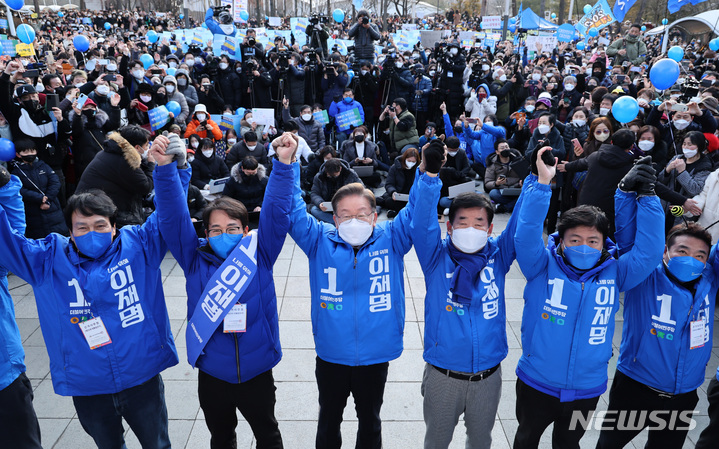 [화성=뉴시스] 최동준 기자 = 이재명 더불어민주당 대선 후보가 19일 경기 화성 동탄센트럴파크에서 유세를 열고 지지를 호소하고 있다. 2022.02.19. photocdj@newsis.com