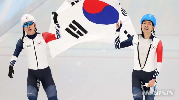 [베이징(중국)=뉴시스] 홍효식 기자 = 19일 오후 중국 베이징 국립 스피드 스케이팅 오벌 경기장에서 열린 2022 베이징 동계올림픽 스피드 스케이팅 남자 매스스타트 결승 경기, 은메달을 차지한 정재원(왼쪽)과 동메달을 차지한 이승훈이 태극기를 들고 트랙을 돌고 있다. 2022.02.19. yesphoto@newsis.com