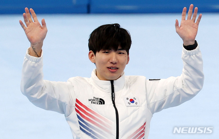 [베이징(중국)=뉴시스] 홍효식 기자 = 19일 오후 중국 베이징 국립 스피드 스케이팅 오벌 경기장에서 열린 2022 베이징 동계올림픽 스피드 스케이팅 남자 매스스타트 플라워 세리머니에서 은메달을 차지한 정재원이 손을 흔들고 있다. 2022.02.19. yesphoto@newsis.com