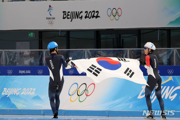 [베이징(중국)=뉴시스] 고범준 기자 = 19일 오후 중국 베이징 국립 스피드 스케이팅 오벌 경기장에서 열린 2022 베이징 동계올림픽 스피드 스케이팅 남자 매스스타트 결승 경기에서 은메달 획득한 정재원(오른쪽)과 동메들 획득한 이승훈이 태극기를 들고 링크를 돌고 있다. 2022.02.19. bjko@newsis.com