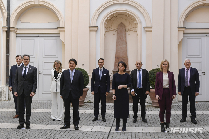 [뮌헨=AP/뉴시스] 19일(현지시간) 독일 뮌헨에서 열린 G7(주요 7개국) 외무장관 긴급회담에 참석한 드미트로 쿨레바 우크라이나 외무장관, 토니 블링컨 미 국무장관, 멜라니 졸리 캐나다 외무장관, 하야시 요시마사 일본 외무상, 루이지 디 마이오 이탈리아 외무장관, 안나레나 배어복 독일 외무장관, 장 이브 르드리앙 프랑스 외무장관, 리즈 트러스 영국 외무장관, 호세프 보렐 EU 외교안보정책 고위대표(왼쪽에서 오른쪽)가 사진 촬영을 위해 포즈를 취하고 있다. 2022.02.20