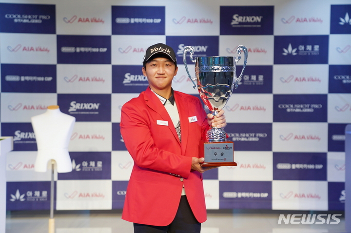 [서울=뉴시스] '2022 AIA 바이탈리티 GTOUR 남자대회 2차' 결선 우승자 김홍택. (사진=골프존 제공) 2022.02.20. photo@newsis.com
