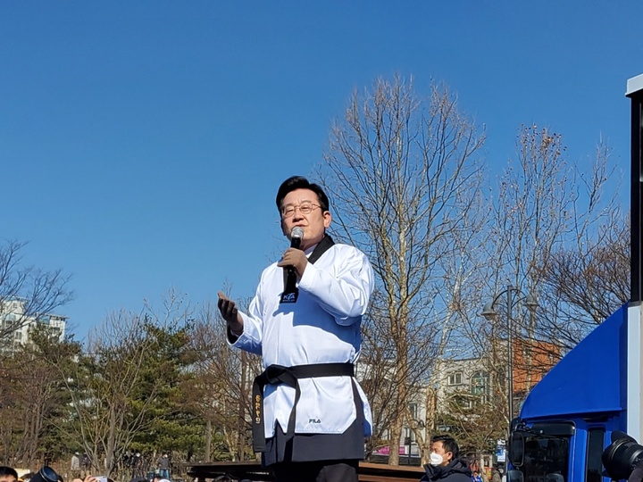 [수원=뉴시스] 이병희 기자 = 이재명 더불어민주당 대선 후보가 20일 경기 수원시 장안구 만석공원에서 도민들을 향해 지지를 호소하고 있다. 2022.02.20. iambh@newsis.com *재판매 및 DB 금지