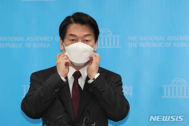 [서울=뉴시스] 김선웅 기자 = 안철수 국민의당 대선 후보가 20일 오후 서울 여의도 국회 소통관에서 긴급기자회견을 하고 있다. 안 후보는 윤석열 국민의힘 후보와의 단일화와 관련해 "더 이상 답변을 기다리는 것은 무의미하다. 저의 길을 가겠다"고 밝히며 단일화 결렬을 선언한 뒤 "윤석열 후보가 책임있는 답변을 해야 함에도 불구하고 1주일동안 무대응으로 일관했다"고 말했다. (공동취재사진) 2022.02.20. photo@newsis.com