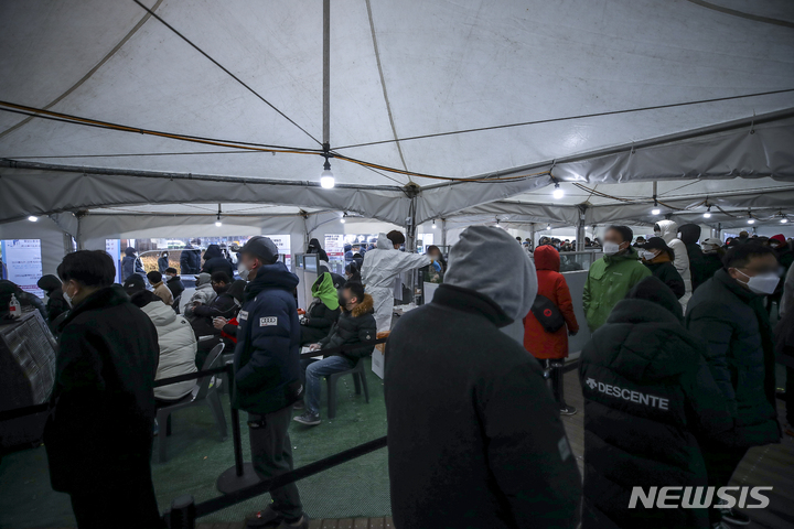 [서울=뉴시스] 정병혁 기자 = 0시 기준 국내 코로나19 신규 확진자가 10만4829명으로 집계된 20일 오전 서울 송파구보건소 선별진료소를 찾은 시민들이 검사를 받기 위해 줄 서 있다. 2022.02.20. jhope@newsis.com