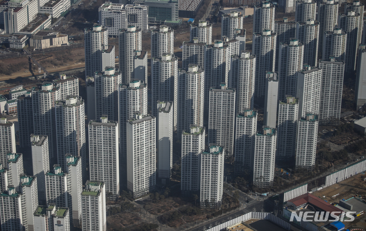 [서울=뉴시스] 정병혁 기자 = 20일 오전 서울 송파구 롯데월드타워 전망대 서울스카이에서 바라본 서울시내 아파트의 모습. 2022.02.20. jhope@newsis.com