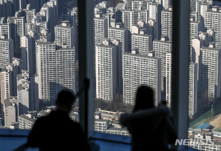 [서울=뉴시스] 정병혁 기자 = 강남구 아파트 값이 15개월 만에 하락세를 보이고 있는 20일 오전 서울 송파구 롯데월드타워 전망대 서울스카이에서 바라본 서울시내 아파트의 모습. 19일 한국부동산원에 따르면 이번 주 서울 아파트값은 0.02% 내리며 지난주(-0.01%)보다 하락폭이 확대됐다. 금리 인상, 대출 규제 등으로 거래 절벽이 계속되면서 급매 위주만 거래되고 있는 분위기로 서울 아파트 가격은 4주 연속 약세를 보였다. 2022.02.20. jhope@newsis.com