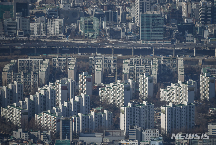 [서울=뉴시스] 정병혁 기자 = 20일 오전 서울 송파구 롯데월드타워 전망대 서울스카이에서 바라본 서울시내 아파트의 모습. 2022.02.20. jhope@newsis.com