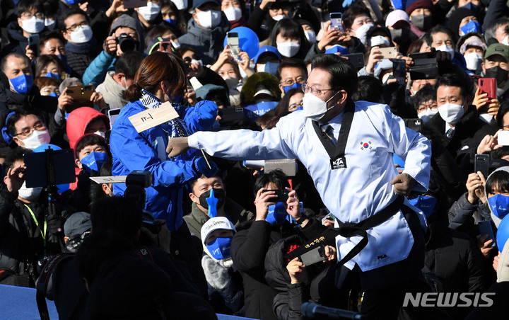 [수원=뉴시스] 국회사진기자단 = 이재명 더불어민주당 대선 후보가 20일 경기 수원시 만석공원에서 열린 유세에서 '코로나 위기'가 적힌 송판을 격파하고 있다. 2022.02.20. photo@newsis.com