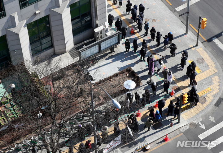 [서울=뉴시스] 추상철 기자 = 주말에도 코로나19 신규 확진자수가 10만대를 기록한 20일 오전 서울 중랑구보건소 선별진료소에서 시민들이 코로나19 검사를 받기 위해 길게 줄지어 서 있다. 2022.02.20. scchoo@newsis.com