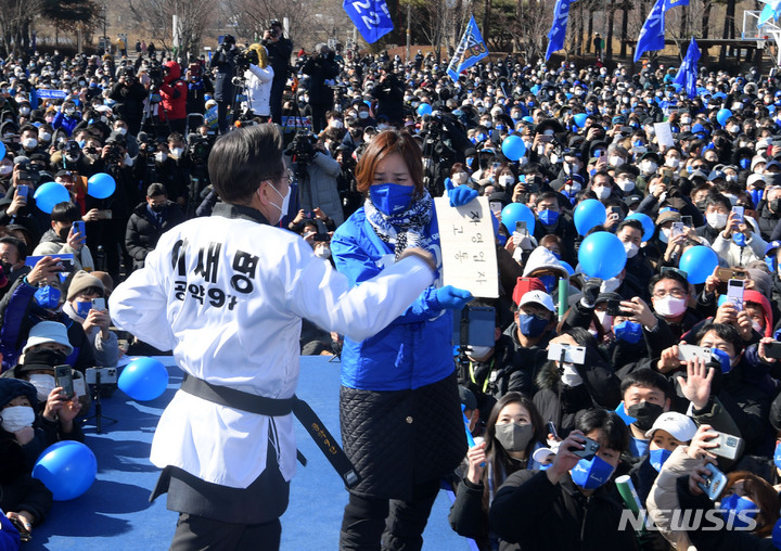 [수원=뉴시스] 국회사진기자단 = 이재명 더불어민주당 대선 후보가 20일 경기 수원시 만석공원에서 열린 유세에서 '코로나 위기'가 적힌 송판을 격파하고 있다. 2022.02.20. photo@newsis.com