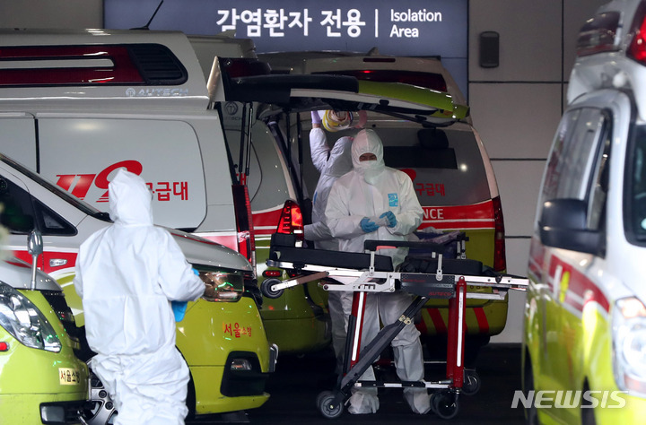 [서울=뉴시스] 추상철 기자 = 코로나19 신규 확진자수가와 함께 위중증 환자가 확산세를 보인 지난 20일 오전 코로나19 전담병원인 서울 중랑구 서울의료원 응급의료센터 앞에서 119 구급대원과 의료진이 분주한 모습을 보이고 있다. 2022.02.20. scchoo@newsis.com
