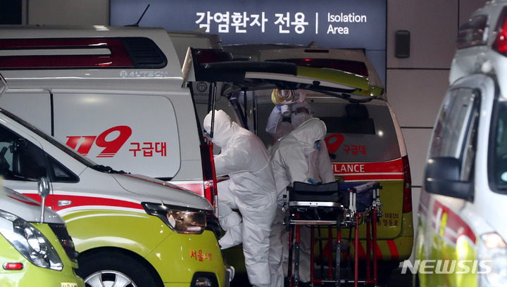 [서울=뉴시스] 추상철 기자 = 코로나19 신규 확진자수가와 함께 위중증 환자가 확산세를 보인 20일 오전 코로나19 전담병원인 서울 중랑구 서울의료원 응급의료센터 앞에서 119 구급대원과 의료진이 분주한 모습을 보이고 있다. 2022.02.20. scchoo@newsis.com