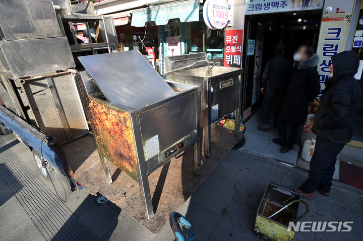 [서울=뉴시스] 조성우 기자 = 코로나19 오미크론 변이의 확산세가 거센 지난 20일 오후 서울 시내 한 호프집에서 폐업 정리가 진행 중이다. 2022.02.20. xconfind@newsis.com