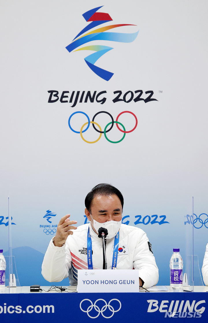 [베이징(중국)=뉴시스] 김병문 기자 = 2022 베이징 동계올림픽 마지막 날인 20일 오전 중국 베이징 메인미디어센터(MMC)에서 열린 대한민국 선수단 결산 기자회견에서 윤홍근 선수단장이 질의응답을 하고 있다. 2022.02.20. dadazon@newsis.com