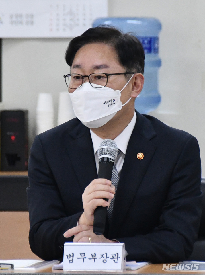 [서울=뉴시스] 조수정 기자 = 박범계 법무부 장관이 18일 오후 평택지청에서 개최된 ‘중대재해사건 실무자 간담회’에 참석, 중대재해·안전사고 사건 대응 방안, 수사 현장 실무자들의 애로사항 및 수사시스템 구축 방안 등에 대한 논의를 하고 있다. (사진=법무부 제공) 2022.02.20. photo@newsis.com