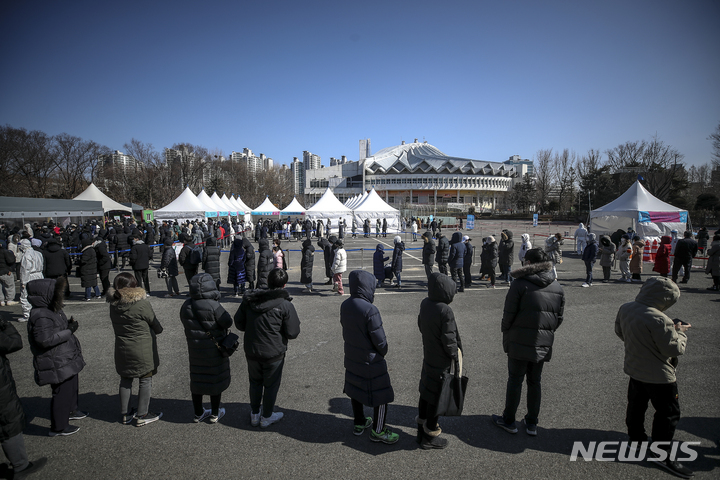 [서울=뉴시스] 정병혁 기자 = 지난 20일 오후 서울 송파구 잠실종합운동장 제2주차장 임시선별검사소를 찾은 시민들이 검사를 위해 줄 서 있다. 2022.02.20. jhope@newsis.com