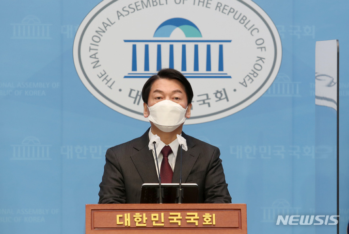 서울=뉴시스] 김선웅 기자 = 안철수 국민의당 대선 후보가 20일 오후 서울 여의도 국회 소통관에서 긴급기자회견을 하고 있다. 안 후보는 윤석열 국민의힘 후보와의 단일화와 관련해 "더 이상 답변을 기다리는 것은 무의미하다. 저의 길을 가겠다"고 밝히며 단일화 결렬을 선언한 뒤 "윤석열 후보가 책임있는 답변을 해야 함에도 불구하고 1주일동안 무대응으로 일관했다"고 말했다. (공동취재사진) 2022.02.20. photo@newsis.com