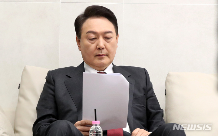 [서울=뉴시스] 김선웅 기자 = 방송 광고촬영과 토론준비로 공개일정을 잡지 않은 윤석열 국민의힘 대선 후보가 20일 서울 중구의 한 방송사를 찾아 광고 촬영을 앞두고 원고를 검토하고 있다. 2022.02.20. mangusta@newsis.com