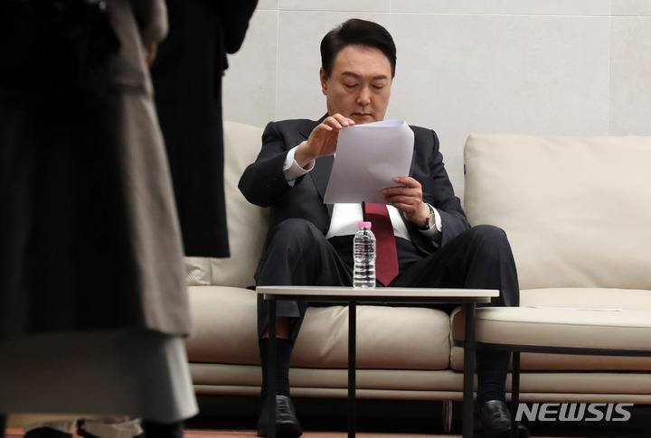 [서울=뉴시스] 김선웅 기자 = 방송 광고촬영과 토론준비로 공개일정을 잡지 않은 윤석열 국민의힘 대선 후보가 20일 서울 중구의 한 방송사 스튜디오에서 광고 촬영을 앞두고 원고를 검토하고 있다. (공동취재사진) 2022.02.20. photo@newsis.com