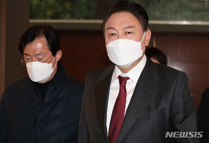 [서울=뉴시스] 김선웅 기자 = 방송 광고촬영과 토론준비로 공개일정을 잡지 않은 윤석열 국민의힘 대선 후보가 20일 서울 중구의 한 방송사 스튜디오에서 광고 촬영을 하기 위해 이동하고 있다. (공동취재사진) 2022.02.20. photo@newsis.com