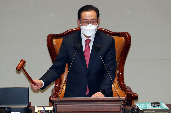 [서울=뉴시스] 김선웅 기자 = 이종배 예산결산특별위원회 위원장이 20일 서울 여의도 국회에서 열린 예산결산특별위원회 전체회의에서 의사봉을 두드리고 있다. (공동취재사진) 2022.02.20. photo@newsis.com