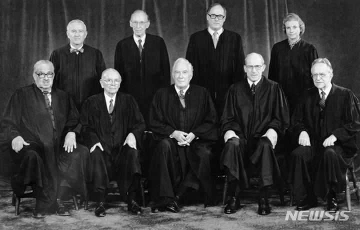 [워싱턴=AP/뉴시스]1982년 미국 최초의 여성 대법관으로 임명된 샌드라 데이 오코너 대법관(뒷줄 오른쪽 끝)이 1일(현지시간) 아리조나주 피닉스에서 93세로 서거했다. 2023.12.2.