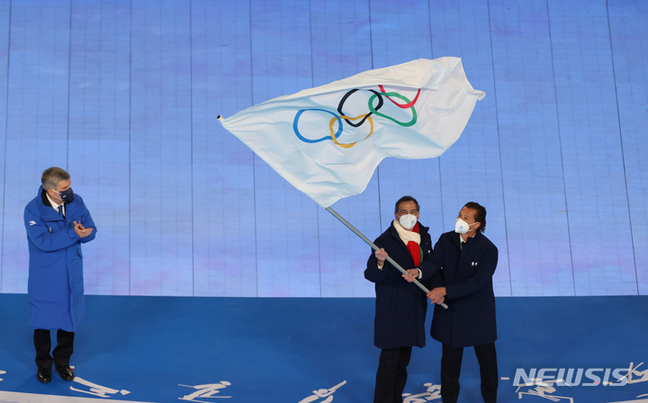 [베이징(중국)=뉴시스] 고범준 기자 = 20일 오후 중국 베이징 국립 경기장에서 개최된 2022 베이징 동계올림픽 폐막식에서 차기 개최지인 이탈리아의 밀라노 주세페 살라 시장과 코르티나의 잔피에트오 게디나 시장이 올림픽기를 흔들고 있다. 2022.02.20. bjko@newsis.com