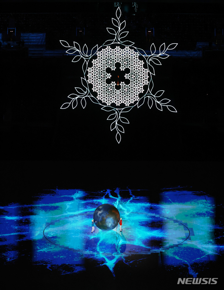 [베이징(중국)=뉴시스] 고범준 기자 = 20일 오후 중국 베이징 국립 경기장에서 개최된 2022 베이징 동계올림픽 폐막식에서 차기 개최지인 이탈리아의 밀라노와 코르티나 어린이가 지구 모양의 조형물을 굴리는 공연을 하고 있다. 2022.02.20. bjko@newsis.com