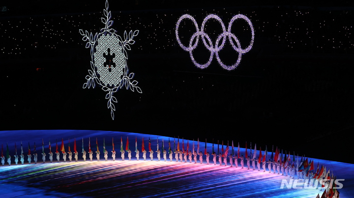 [베이징(중국)=뉴시스] 홍효식 기자 = 20일 오후 중국 베이징 국립 경기장에서 열린 2022 베이징 동계올림픽 폐막식에서 성화와 오륜기 조명이 마지막을 밝히고 있다. 2022.02.20. yesphoto@newsis.com