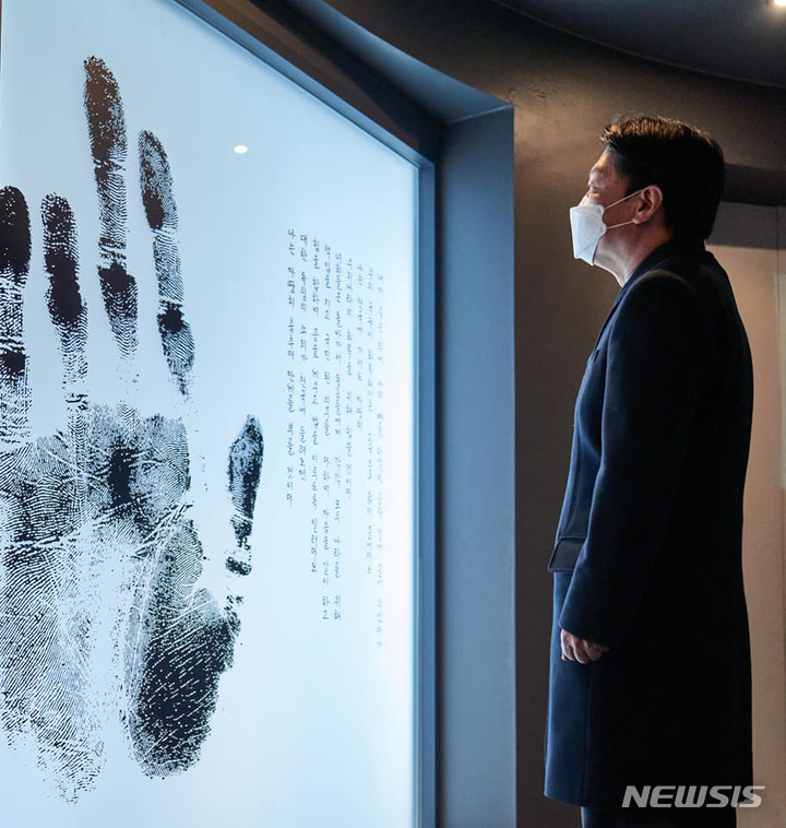 [서울=뉴시스] 김승민 기자 = 안철수 국민의당 대통령후보는 지난 20일 오전 서울 중구 안중근의사기념관을 찾았다. 참배를 마친 안 후보는 국회로 이동해 단일화 제의를 철회하고 독자 노선을 선언했다. (사진=안철수 페이스북) 2022.02.21. photo@newsis.com 