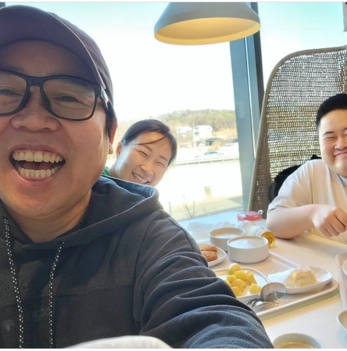 [서울=뉴시스]정은표 가족. 2022.02.21. (사진=김하얀 인스타그램 캡처) photo@newsis.com*재판매 및 DB 금지 *재판매 및 DB 금지