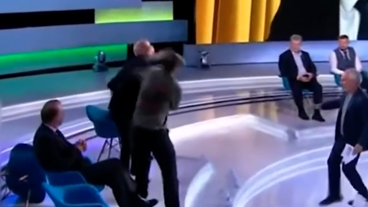 러시아의 침공 위기가 고조되고 있는 우크라이나에서 생방송 TV토론 도중 친러시아 야당의원과 기자 사이에 난투극이 벌어졌다. 출처: 유튜브 HotViralNews *재판매 및 DB 금지