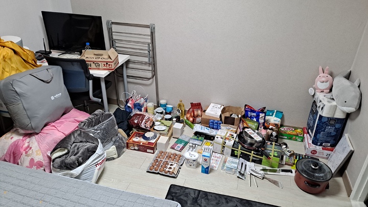 [광주=뉴시스] 지난 17일 탈레반 탄압을 피해 아프가니스탄을 탈출, 국내에 입국한 여성인권운동가 A씨의 가족을 위해 광주 시민들이 모은 후원물품들.(사진=드리머스 제공) *재판매 및 DB 금지