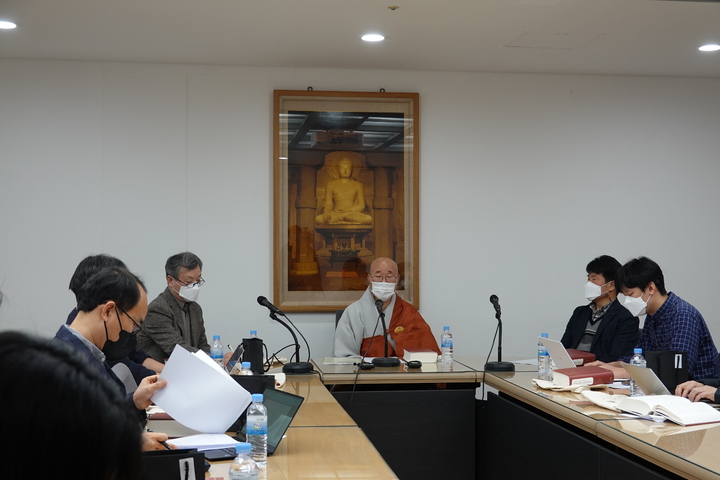 [서울=뉴시스] 21일 서울 중구  한국불교역사문화기념관에서 열린 '정독 선문정로' 출판기념 간담회에 참석한 강경구 동의대학교 중국어학과 교수(왼쪽)와 원택 스님(가운데) (사진=장경각 제공) 2022.02.21. photo@newsis.com *재판매 및 DB 금지