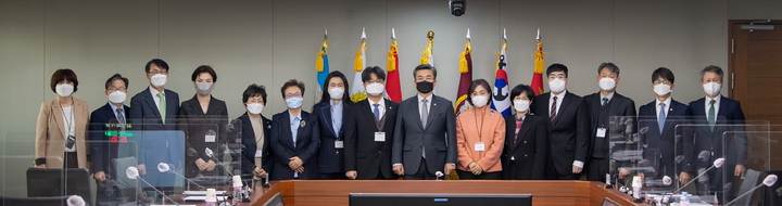 [서울=뉴시스] 서욱 국방부장관이 21일 오후 국방부에서 제3기 양성평등위원회 민간위원 위촉식을 개최하고, 양성평등 관련 각계 전문가들과 기념촬영을 하는 모습. 2022.02.21. (사진=국방부 제공) *재판매 및 DB 금지