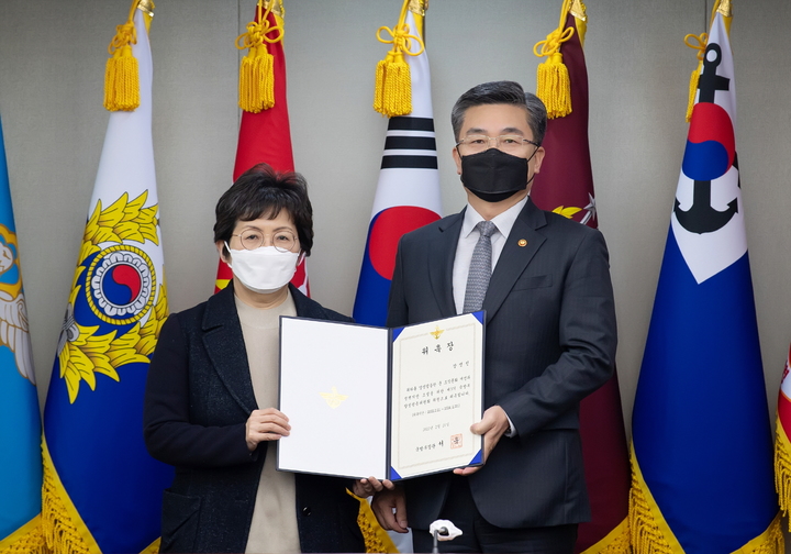 [서울=뉴시스] 서욱 국방부장관이 21일 오후 국방부에서 열린 제3기 양성평등위원회 민간위원 위촉식에서 장명선 위원장(한국양성평등교육진흥원장)에게 위촉장을 전달하는 모습. 2022.02.21. (사진=국방부 제공) *재판매 및 DB 금지