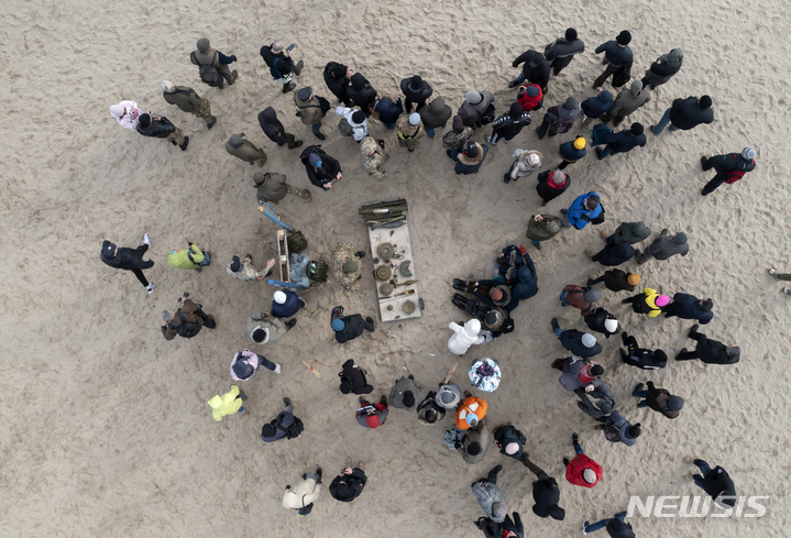 [키예프=AP/뉴시스] 20일(현지시간) 우크라이나 키예프의 한 공원에 모인 민간인들이 무기 다루는 법을 배우고 있다. 러시아가 우크라이나 동부 돈바스 지역의 상황 악화를 구실로 20일 종료 예정이던 벨라루스와의 합동 군사훈련을 연장해 우크라이나 침공에 대한 긴장이 고조되고 있다. 2022.02.21.